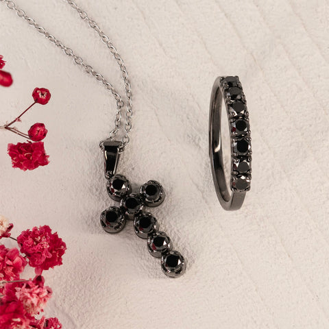 Cruce din aur alb de 18k rodiat cu 7 diamante negre 0.91ct