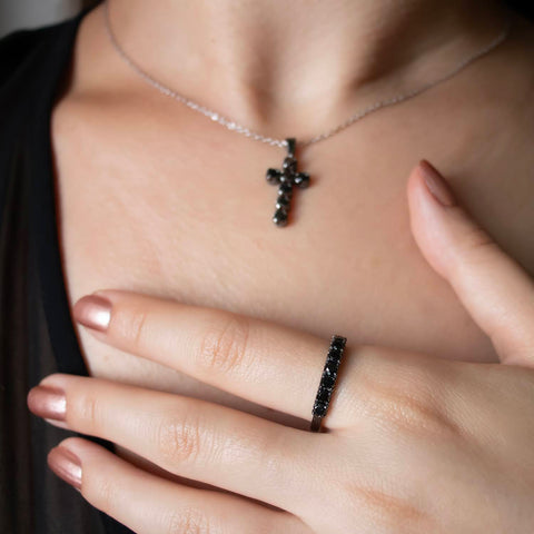Cruce din aur alb de 18k rodiat cu 7 diamante negre 0.91ct