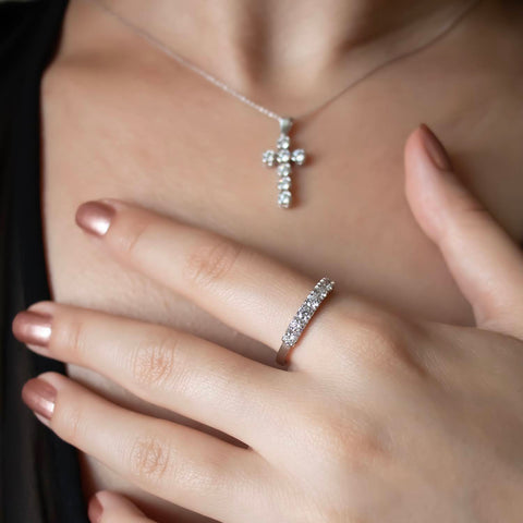 Cruce din aur alb de 18k cu 7 diamante albe 0.78ct