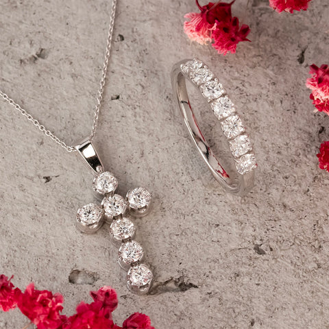 Cruce din aur alb de 18k cu 7 diamante albe 0.78ct