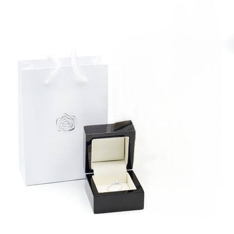 Inel Floare cu 5 diamante Pear Cut albe 0.90ct din aur de 18k