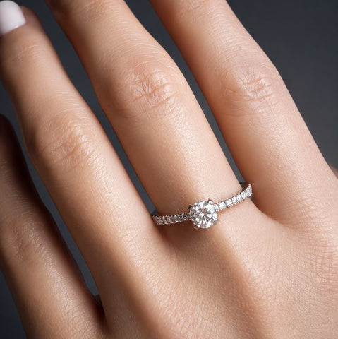 Amalfi | Inel cu Diamant Brilliant Cut 0.30ct si Diamante Laterale 0.20ct, aur roz 18k
