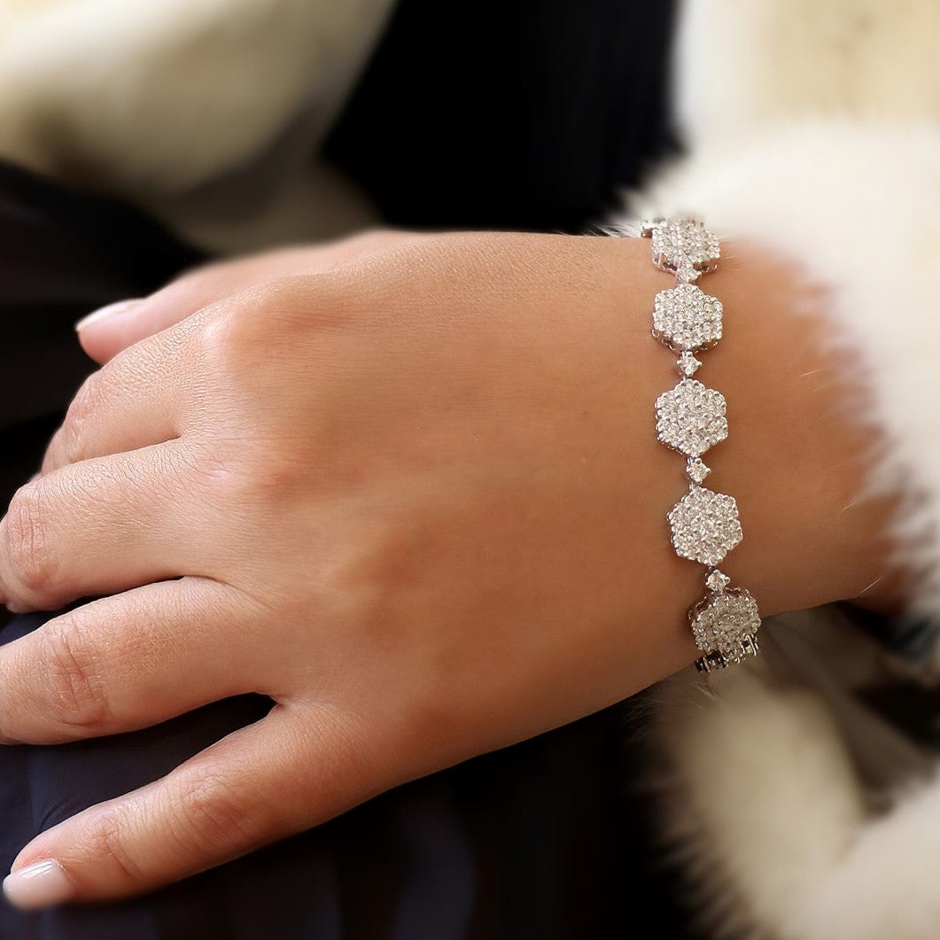 Bratara cu 12 floari pavate cu diamante 7.94ct din aur alb 18k