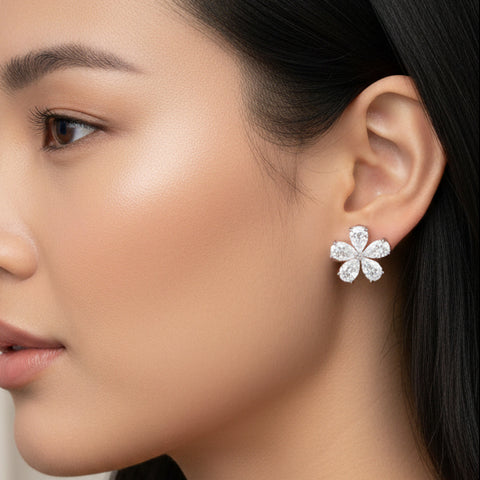 Cercei Floare cu 5 diamante Pear Cut albe 1.80ct din aur de 18k