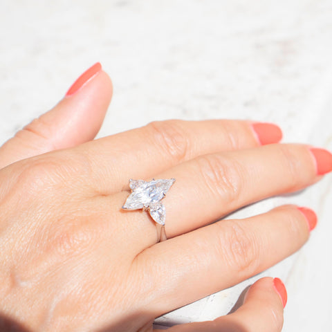 Chantilly | Inel cu Diamant Marchiza 3.00ct si Diamante Laterale 0.63ct, aur alb 18k