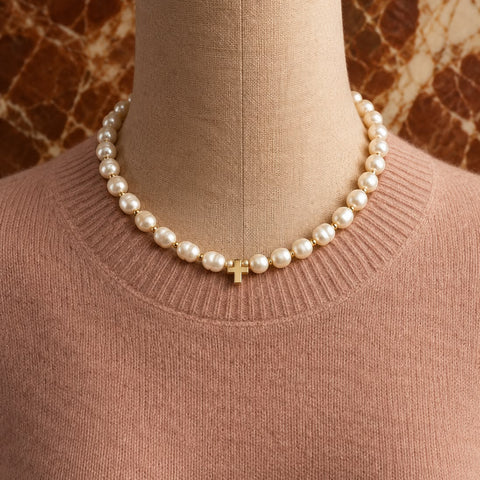 Colier din perle albe de cultura de apa dulce, cruciulita si accesoriile din argint