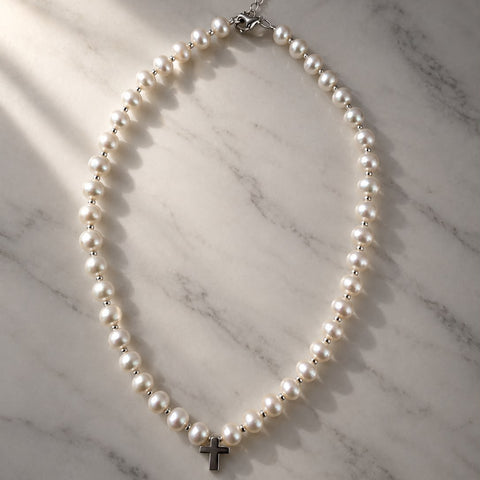 Colier din perle albe de cultura de apa dulce, cruciulita si accesoriile din argint