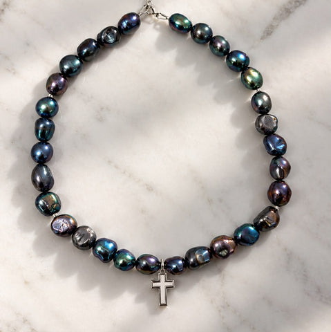 Colier din perle de cultura de apa dulce, cruciulita si accesoriile din argint