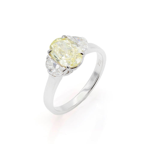 Cordoba | Inel cu Diamant Galben Oval 3.00ct si Diamante Laterale 1.10ct, aur alb 18k