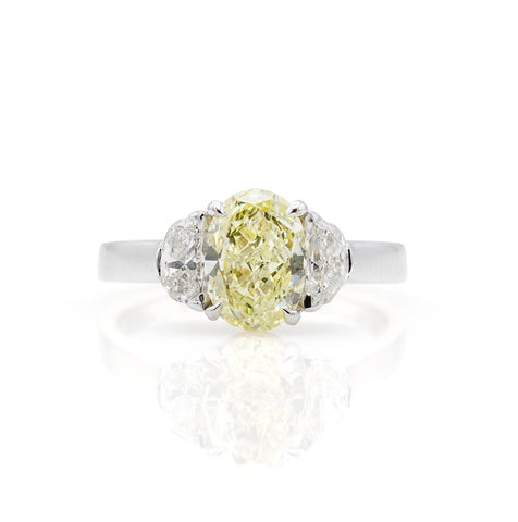 Cordoba | Inel cu Diamant Galben Oval 3.00ct si Diamante Laterale 1.10ct, aur alb 18k