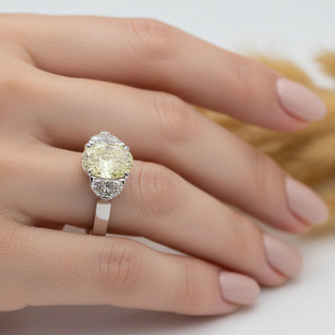 Cordoba | Inel cu Diamant Galben Oval 3.00ct si Diamante Laterale 1.10ct, aur alb 18k