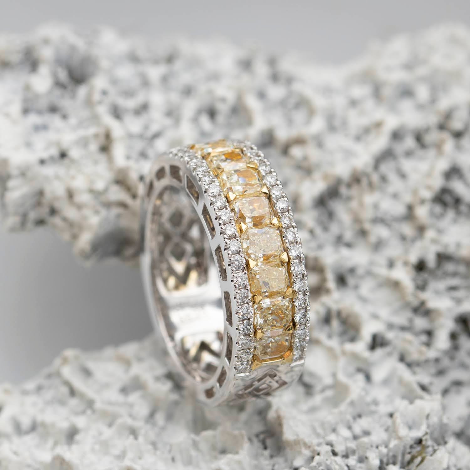Inel cu diamante galbene și albe tăiate pernă de 2,12 ct – Colecția New York