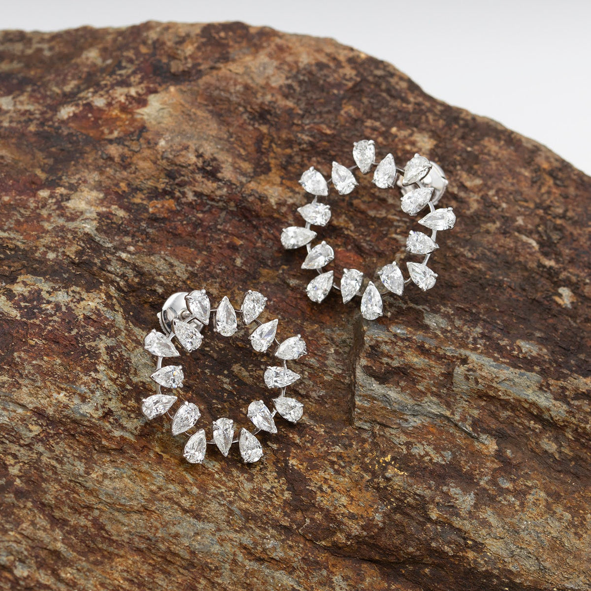 Cercei Floare cu 16 diamante Pear Cut albe 5.99ct din aur alb de 18k