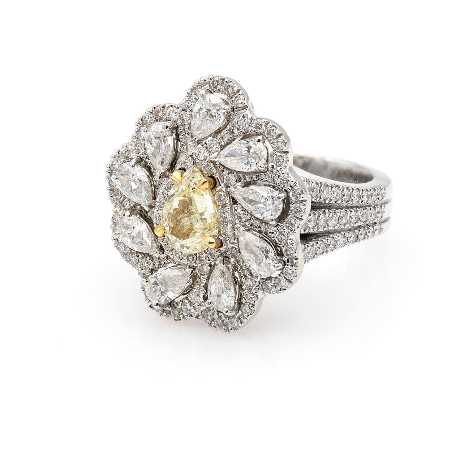 Inel de 2,31 ct cu diamante de pere flori – Colectia Milan