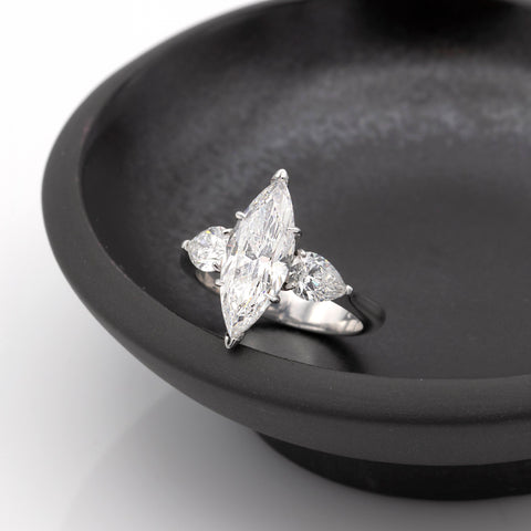Chantilly | Inel cu Diamant Marchiza 3.00ct si Diamante Laterale 0.63ct, aur alb 18k