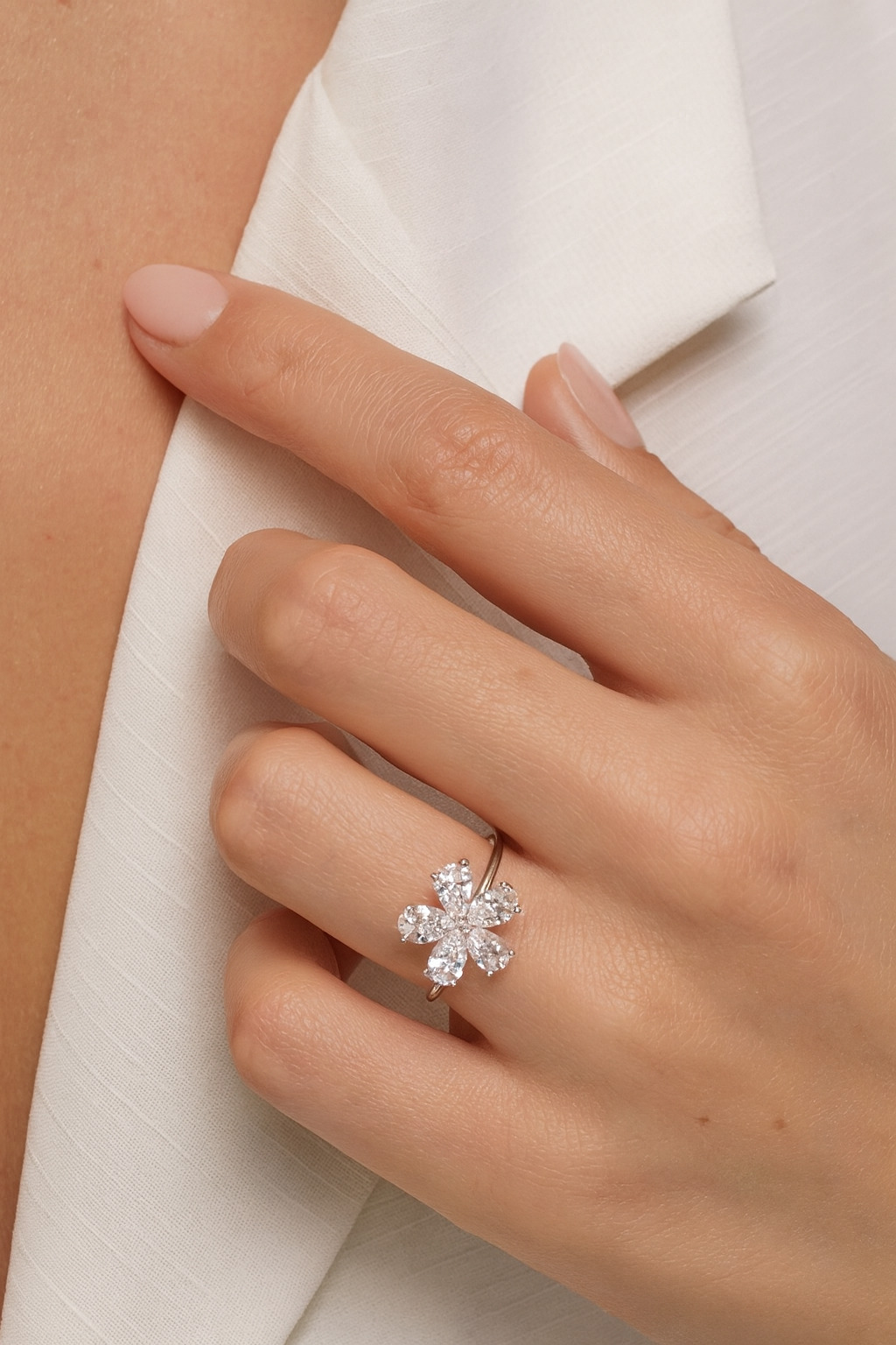 Inel Floare cu 5 diamante Pear Cut albe 0.90ct din aur de 18k