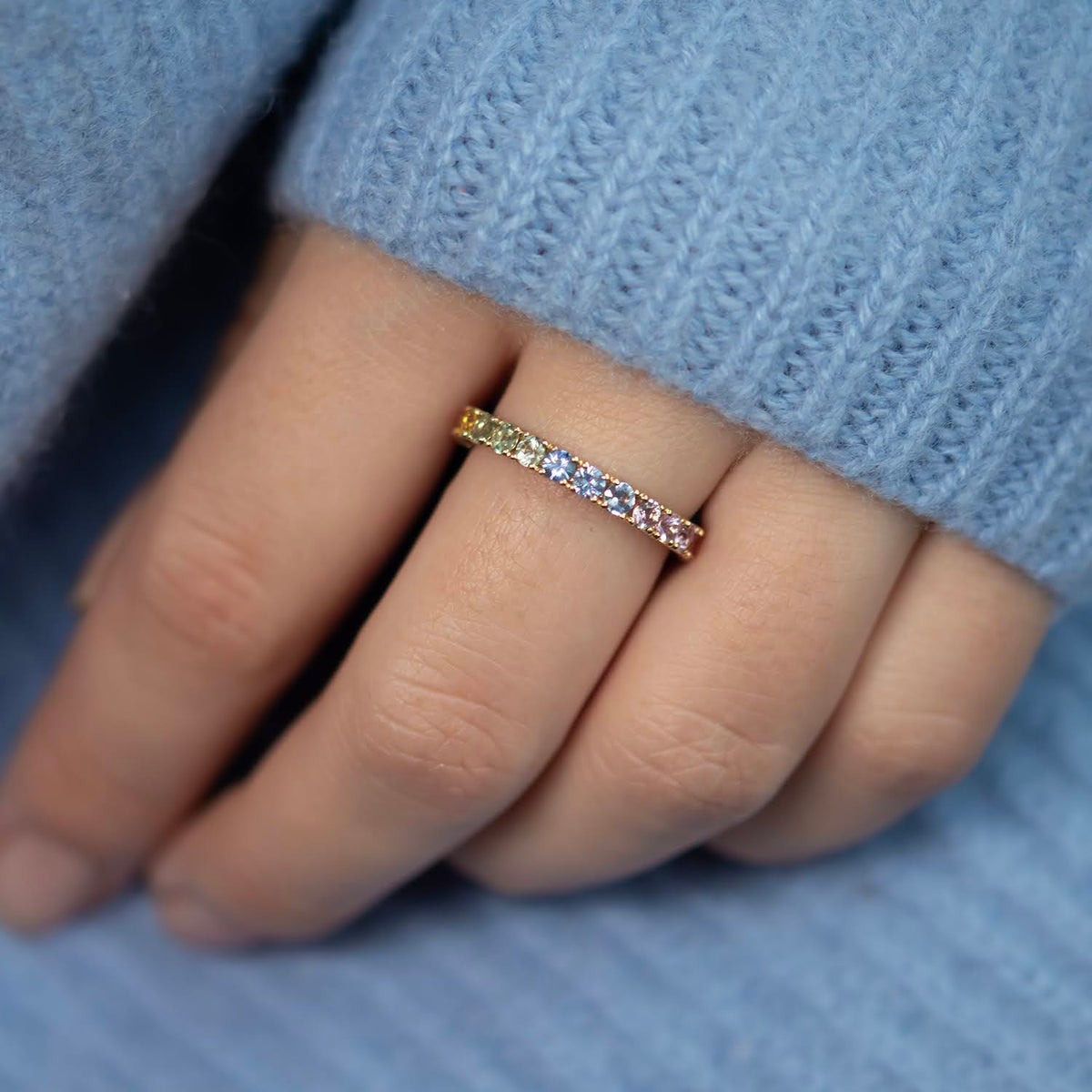 Inel Eternity cu 24 safire rainbow 2.05ct din aur galben de 18k