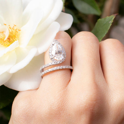 Inel cu diamant picatura de 2.31ct si pave de 0.70ct din aur alb de 18k