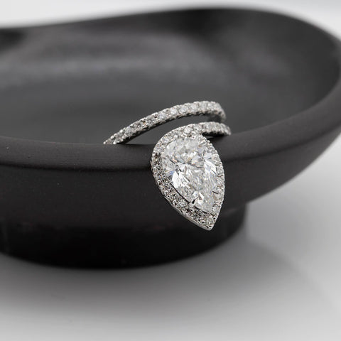 Inel cu diamant picatura de 2.31ct si pave de 0.70ct din aur alb de 18k