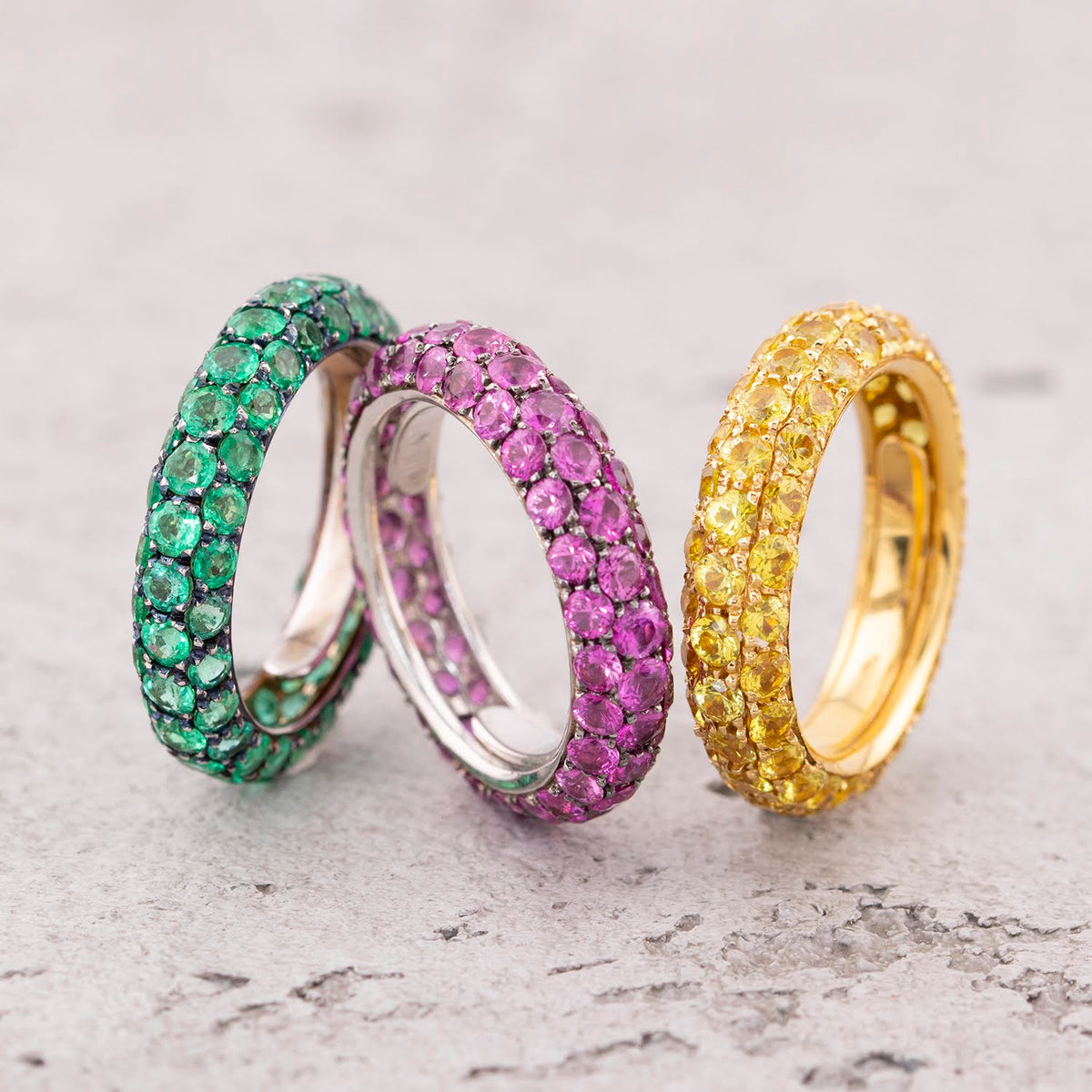 Inel pave 4.50ct smaralde din aur alb 18k