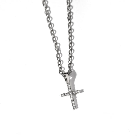 Lantisor Cruciulita cu diamante din aur alb de 18k