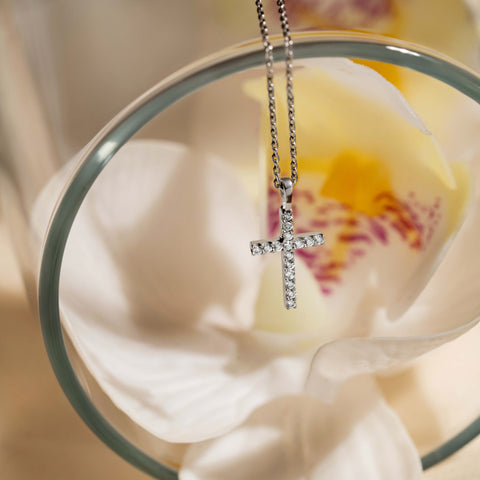 Lantisor cu pandant cruce pave din aur de  18k cu diamante naturale