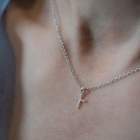 Lantisor cu pandant cruce pave din aur de  18k cu diamante naturale