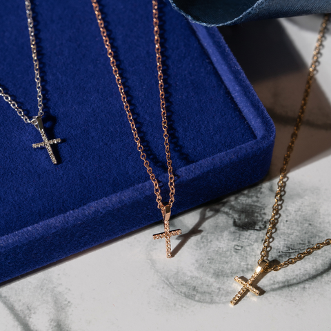 Lantisor cu pandant cruce pave din aur de  18k cu diamante naturale