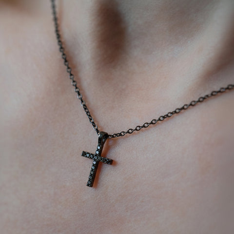 Lantisor cu pandant cruce pave diamante negre din aur alb rodiat de 18k