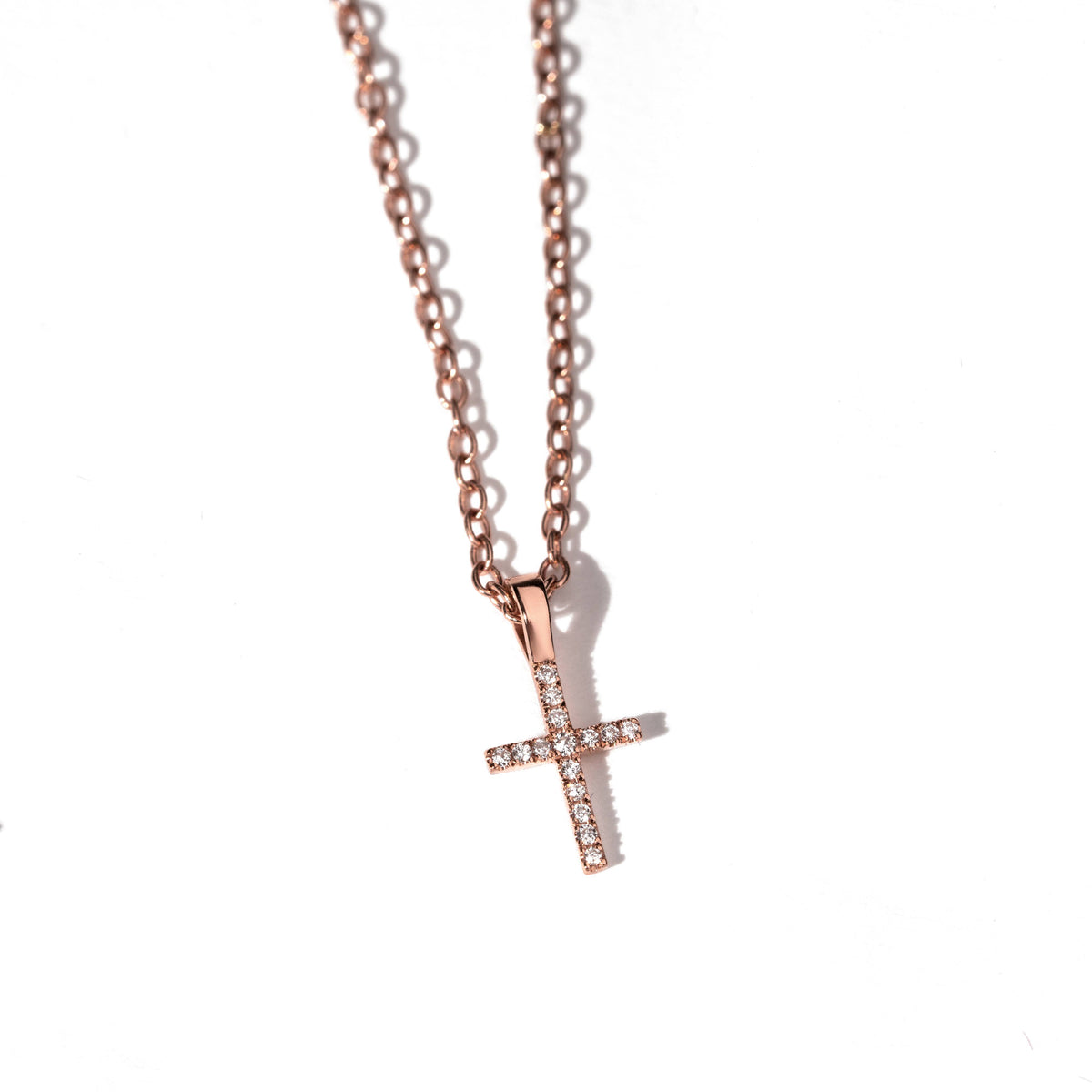 Colier Mini Cross Diamonds Pave Aur roz de 18k – Colecția Milan