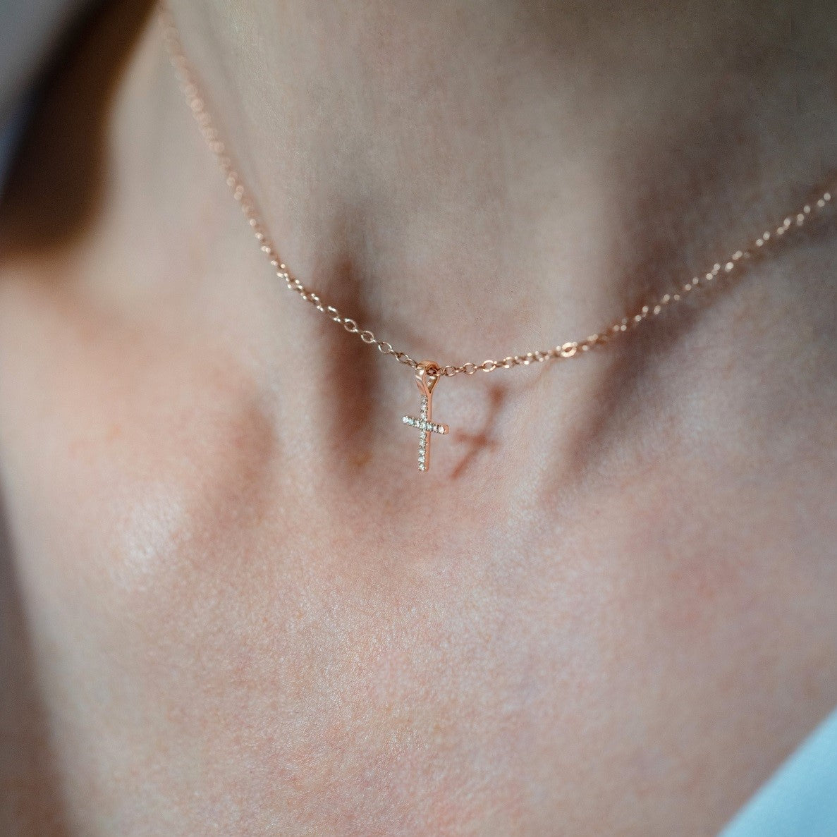 Colier Mini Cross Diamonds Pave Aur roz de 18k – Colecția Milan