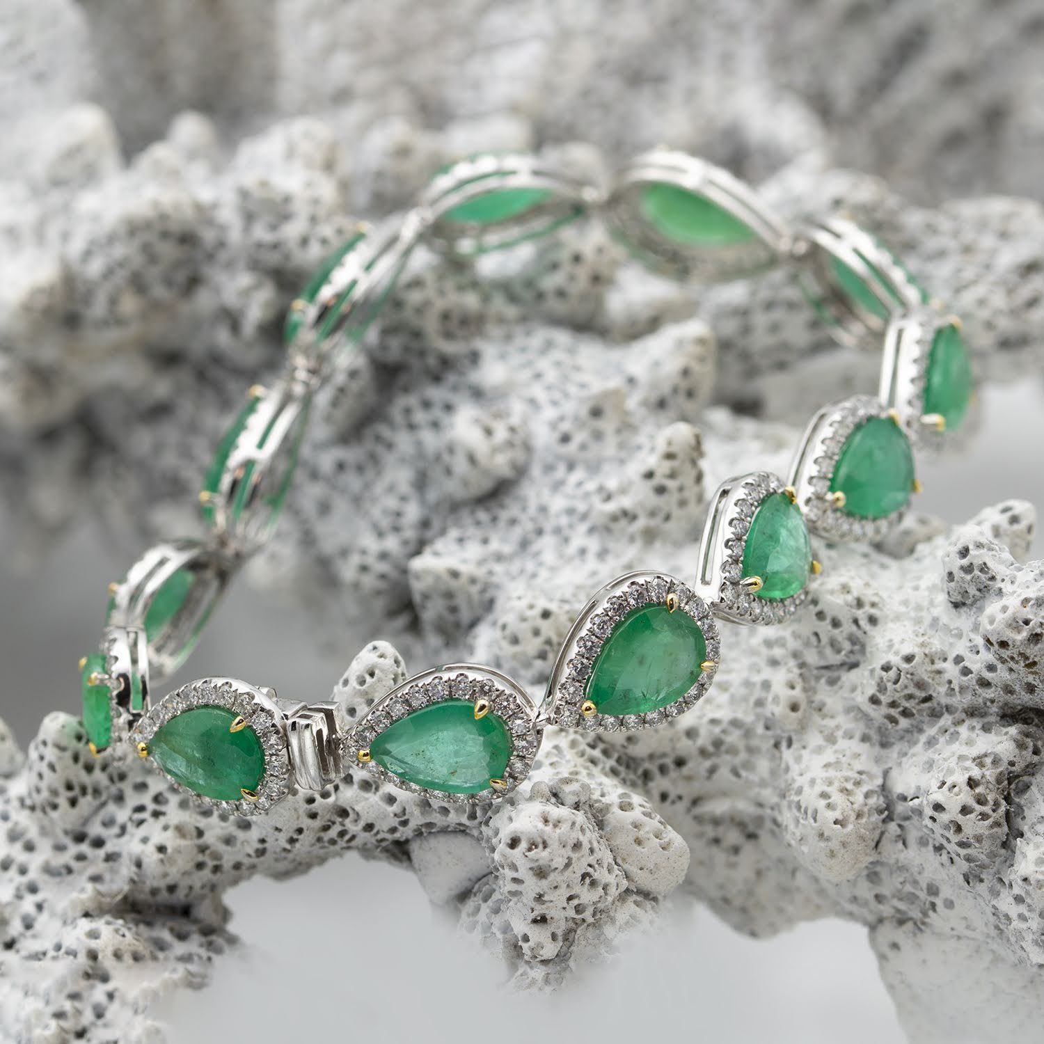 Pear Cut Emerald 18.55ct & Diamonds 2.96ct Bracelet – London Collection