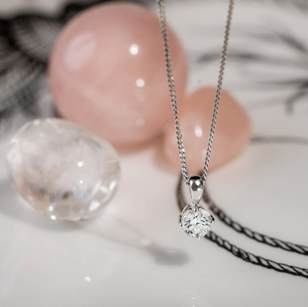 Pandantiv cu diamante rotunde, strălucitoare, cu 4 gheare, 0,50 ct – Colecția London